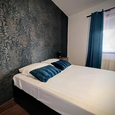 Le Clos Des Roses Bed & Breakfast *