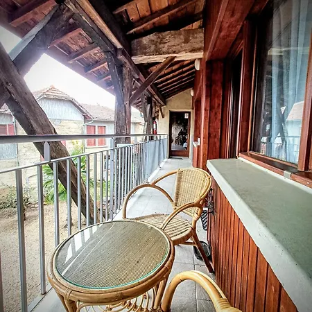 Le Clos Des Roses Bed & Breakfast