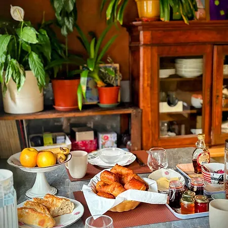 Le Clos Des Roses Bed & Breakfast